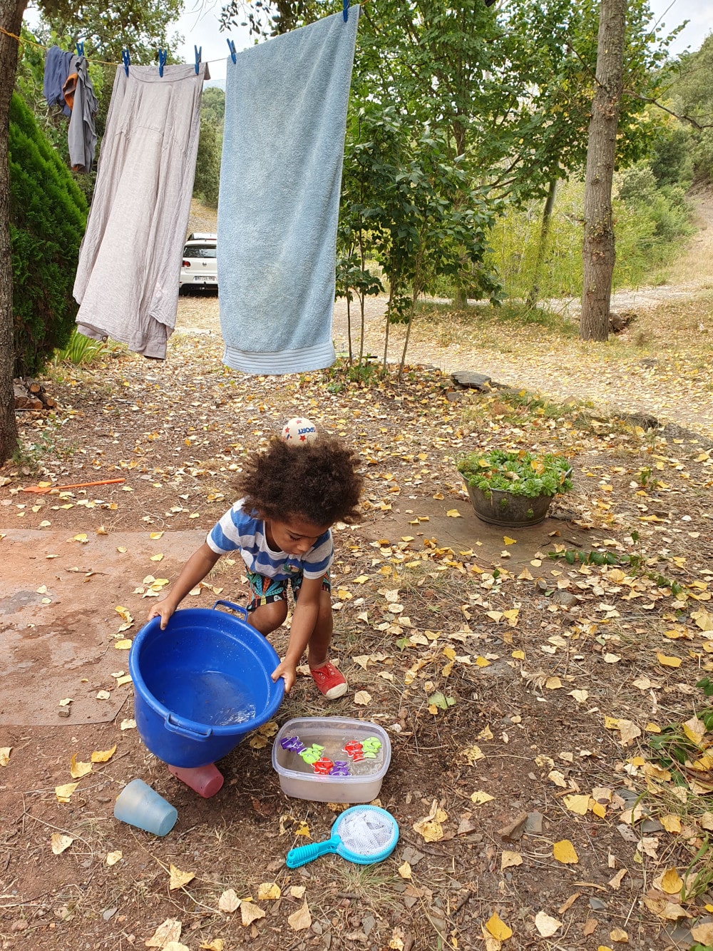 Adao joue avec l'eau